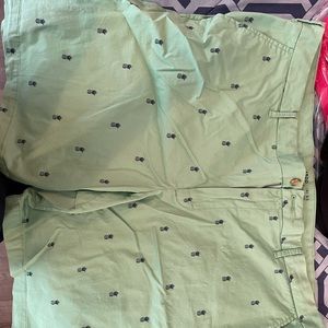 Izod shorts with pineapples on them perfect condition
